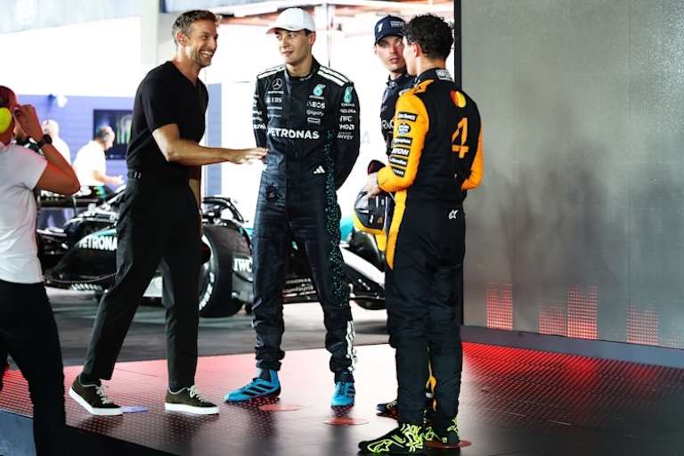 Jenson Button (links) in Singapur mit Russell, Verstappen und Norris