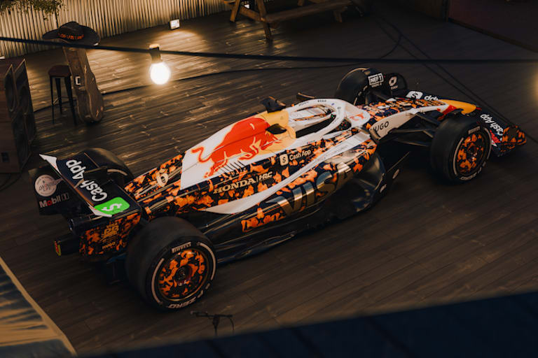 Auffällige Lackierung in perlmuttschwarzem und bernsteinfarbenem Schildpatt-Muster