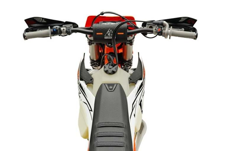 Serienmässig unter anderem: Mapschalter, geschlossene Handschützer, rutschhemmender Sattel