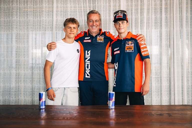 Rico Salmela (links) mit Herve Poncharal und Valentin Perrone