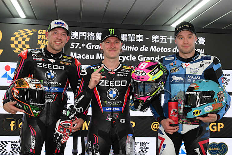 Peter Hickman, Sieger Davey Todd, Erno Kostamo (vlnr.)