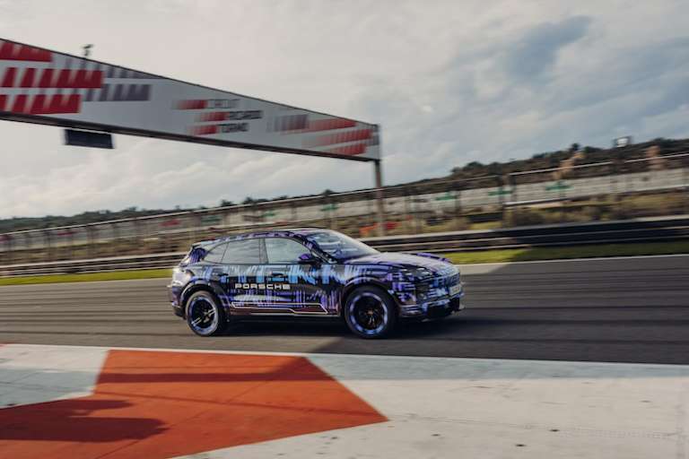 Der Porsche Cayenne Electric auf der Rennstrecke von Valencia