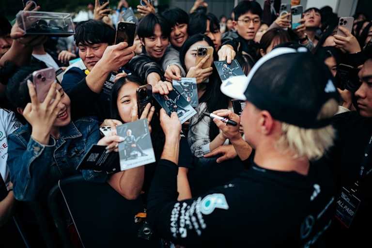 Autogrammstunde mit Fans