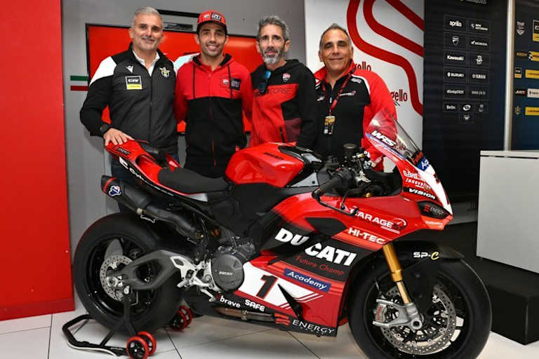 Ducati-Testpilot Michele Pirro (2. v. l.) unterstützt die jungen Talente