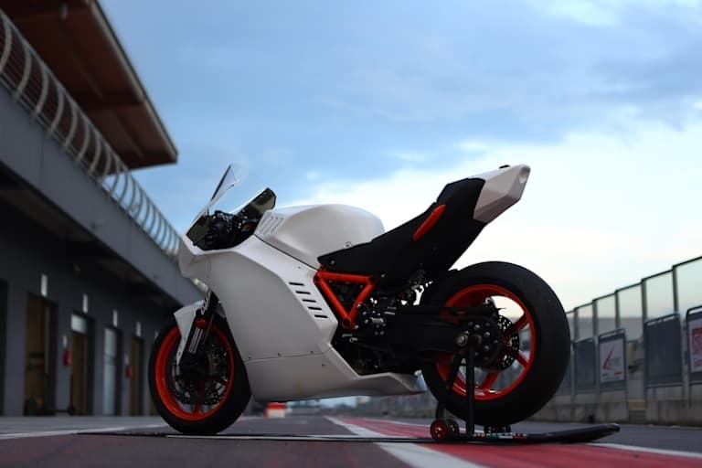 Unter der Vollverkleidung wütet der KTM-V2 mit 1350 ccm und 190 PS