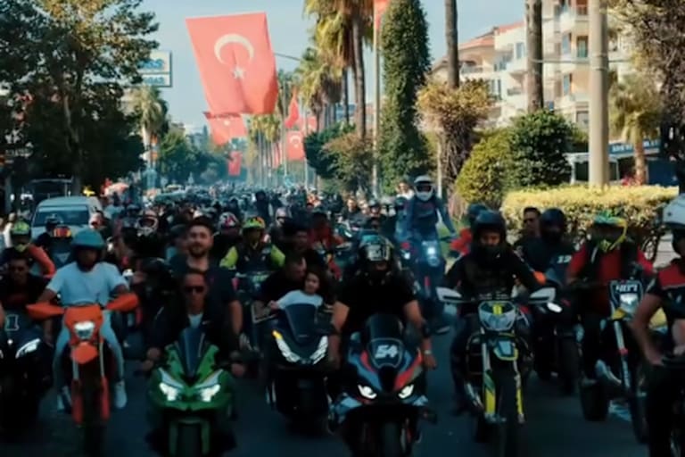 Toprak Razgatlioglu führte die Prozession durch Alanya an