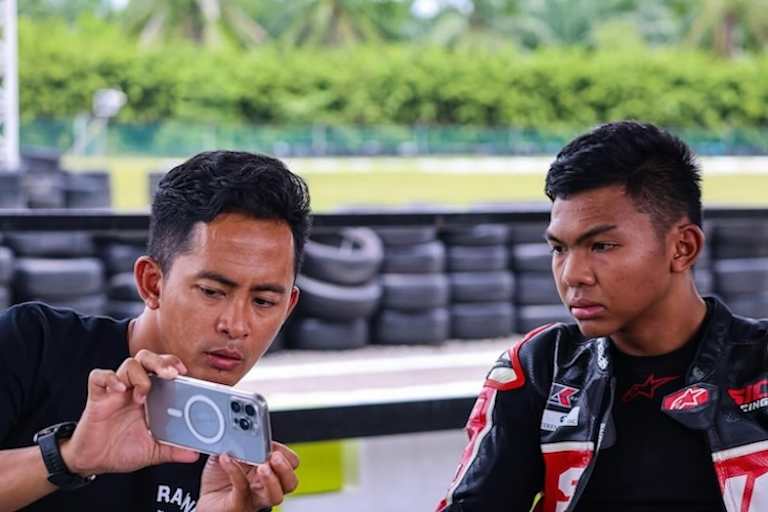 Hakim Danish (re.) mit Unterstützer Khairuddin