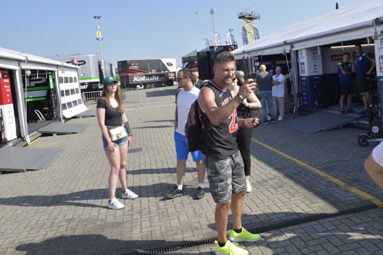 Aus Mangel an Boxen ist die Moto3 in Zelten untergebracht