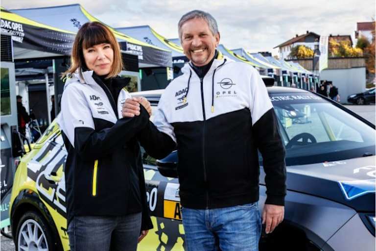 Opel-Marketingchefin Rebecca Reinermann und ADAC Sportpräsident Dr. Gerd Ennser präsentieren den ADAC Opel GSE Rally Cup