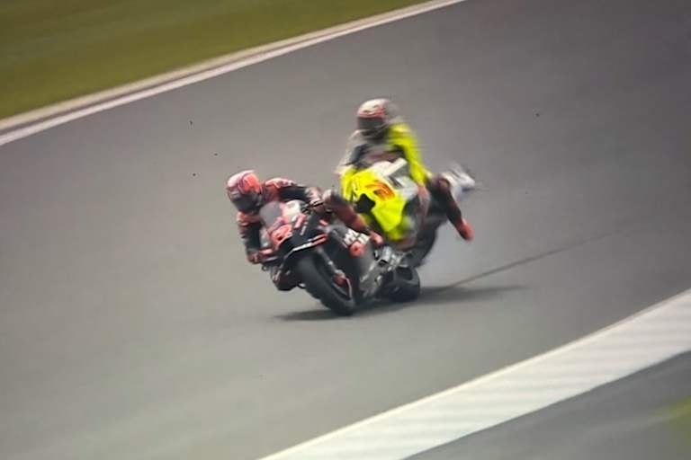 Vor einem Jahr gingen Marco Bezzecchi und Maverick im Sprint mit hohem Speed zu Boden