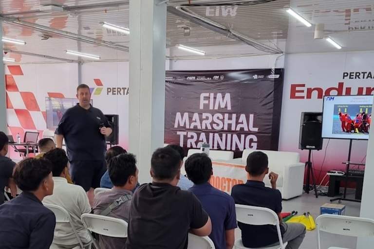 Lernen im Klassenzimmer und auf der Rennstrecke