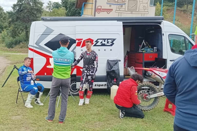 Tim Gajser mit seinem Team für das MXoN