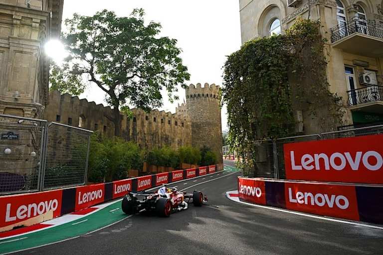 Hamilton unterwegs in Baku