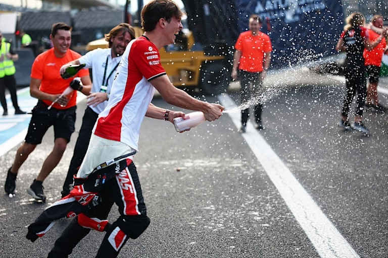 Ausgelassene Feierlichkeiten bei Ollie Bearman und seinem Team