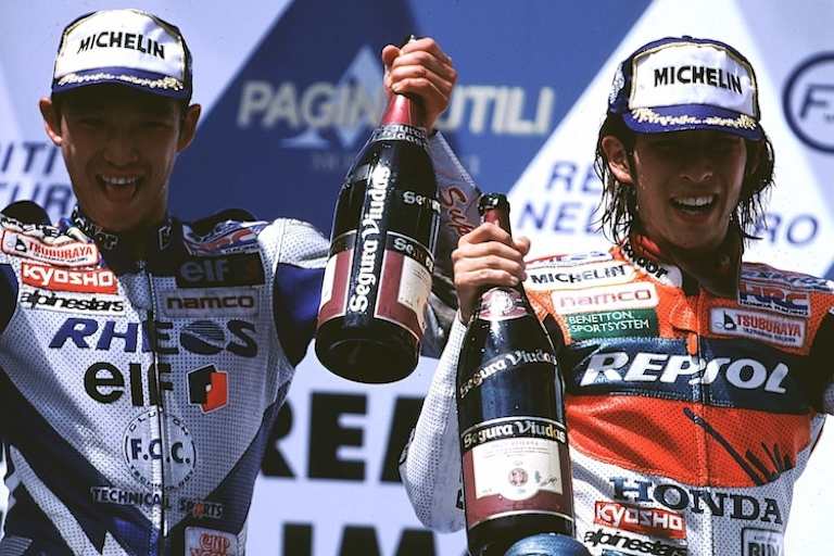 Nobuatsu Aoki und sein Bruder Takuma (re.), der er es vor 30 Jahren als Wildcard-Pilot in Japan aufs Podest schaffte