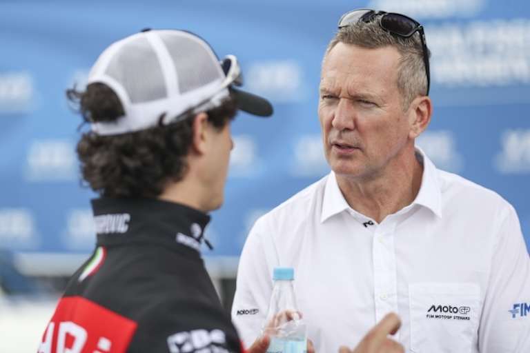 FIM-MotoGP-Chef-Steward Simon Crafar im Gespräch mit Moto2-Pilot Celestino Vietti