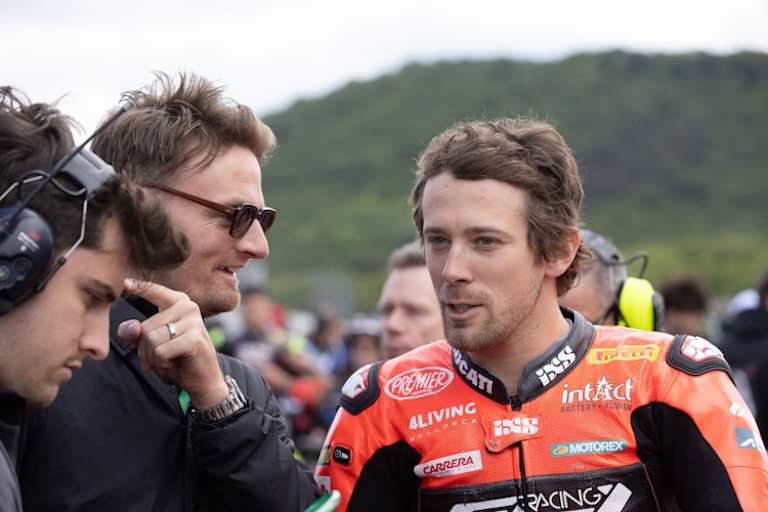 Chaz Davies unterstützt Philipp Öttl mit Hinweisen