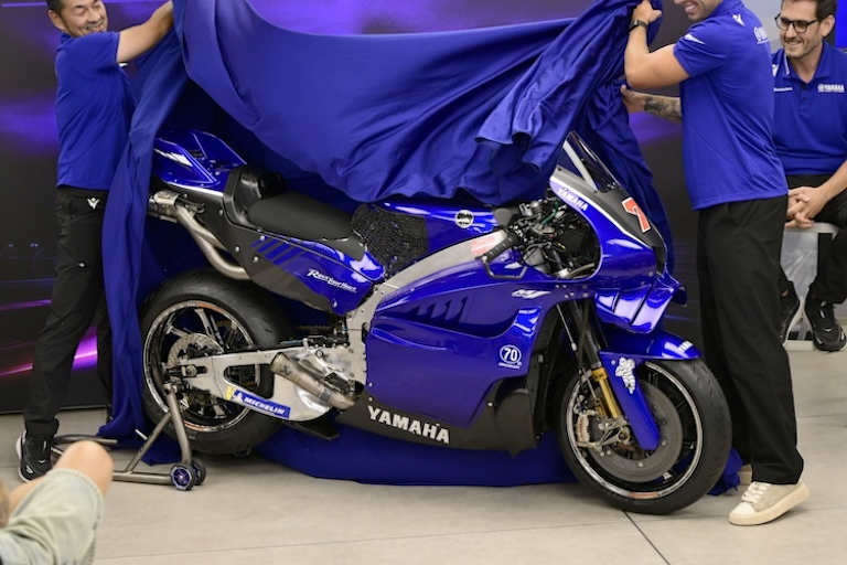 Pilot Augusto Fernandez und Projektleiter Kazuhiro Masuda enthüllten die V4-Yamaha