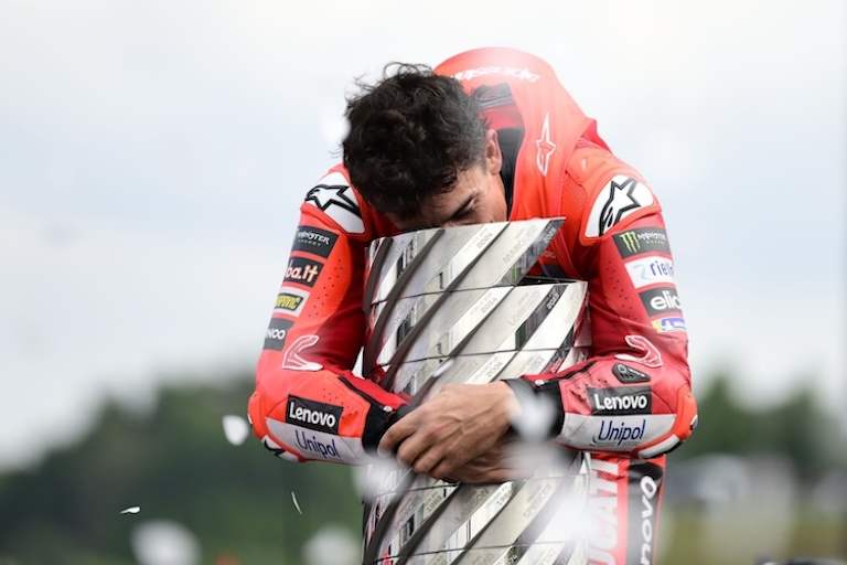 Ein Bild das alles sagt: Marc Marquez nach dem Titel-Triumph in Motegi