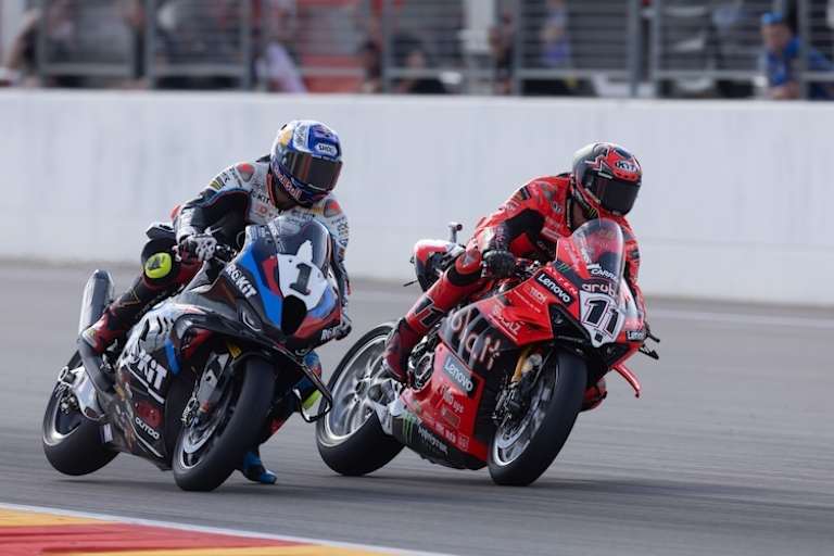 Für den Sieg im Sprint musste Bulega hart gegen Razgatlioglu kämpfen