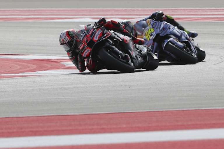 Die letzte halbe Runde: Bezzecchi behauptet sich vor Aldeguer