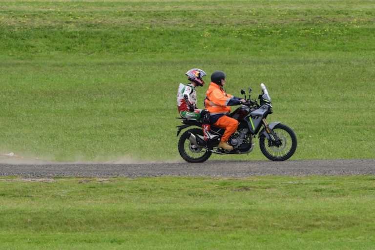 Die Rückkehr zur Box trat Zarco auf einer Enduro an