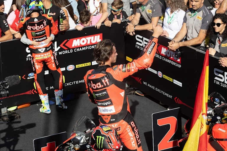 Im Parc Ferme streckte Bulega den Daumen in Richtung der türkischen Fans