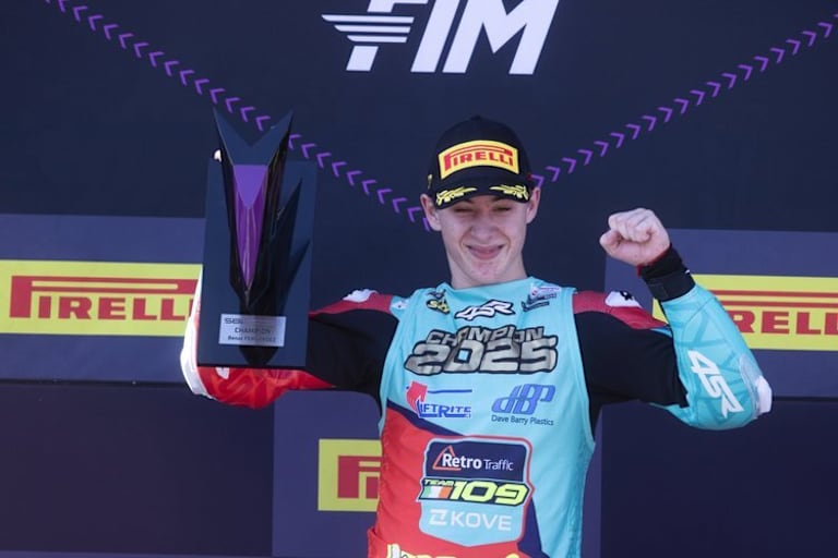 Großer Jubel: Benat Fernandez, Team#109 und Kove sind Supersport-300-Weltmeister