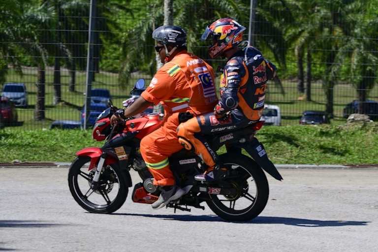 Doch der Malaysia-GP endete früh auf der Rückbank eines Scooters