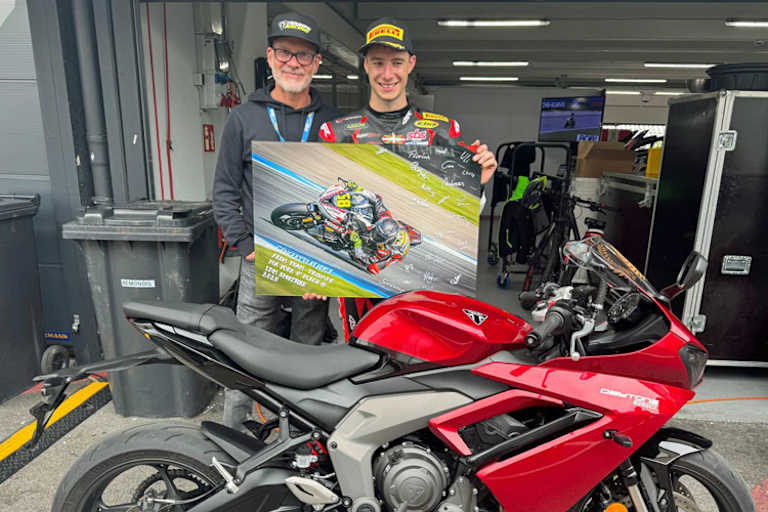 Oben drauf gab es noch ein fahrbares Präsent von Triumph