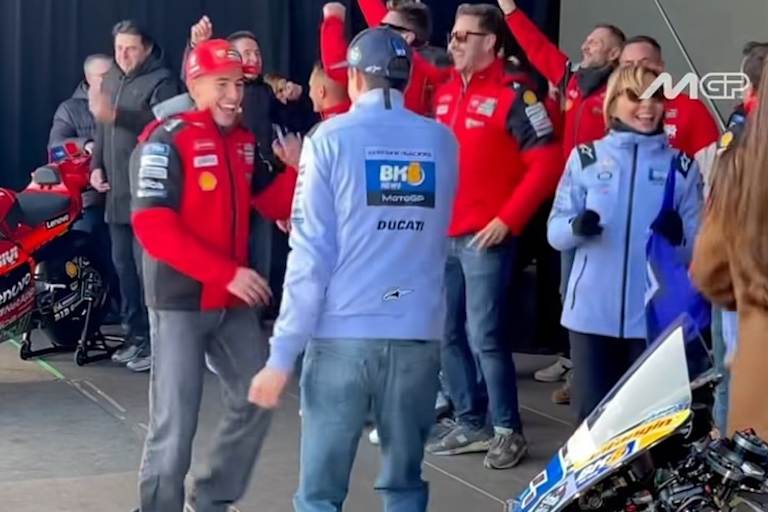 Party auf der Bühne mit beiden Teams