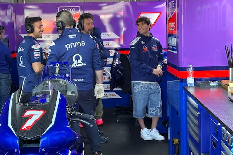 Izan Guevara in der Box von Pramac Yamaha beim offiziellen MotoGP-Test am Dienstag