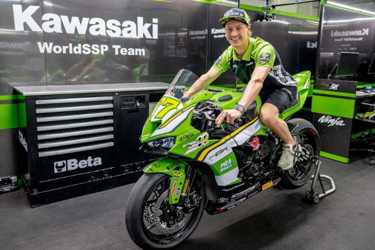 Aegerter bei der Sitzprobe auf der Kawasaki ZX-6R 636