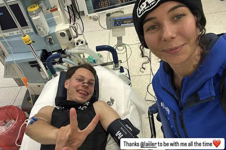 Max Kofler mit Unterstützung im Krankenhaus