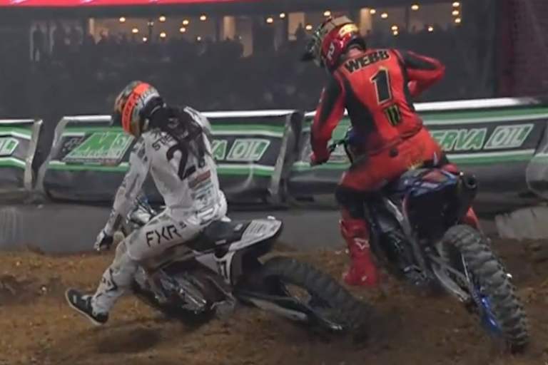 Malcolm Stewart setzt sich im ersten Lauf gegen Cooper Webb durch