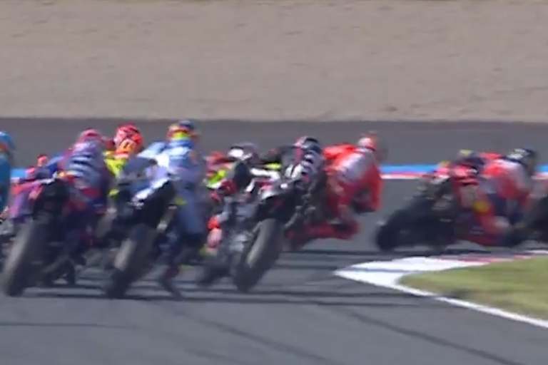 Phase 1: Martin, ganz innen, überbremst die Aprilia