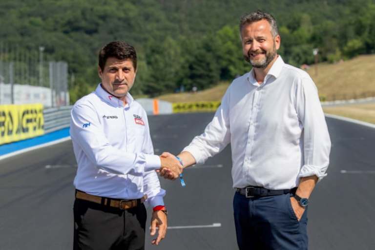 Most-Eigentümer Josef Stajicek (re.) mit SBK Executive Director Gregorio Lavilla