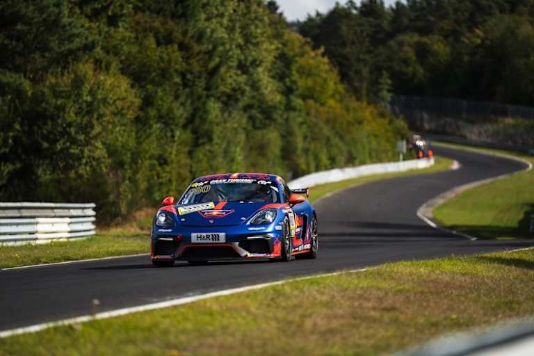 Mit Vollgas durch die Grüne Hölle: Max Verstappen im Porsche 718 Cayman GT4 Clubsport von Lionspeed GP