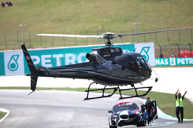 Abflug ins Krankenhaus nach Kuala Lumpur