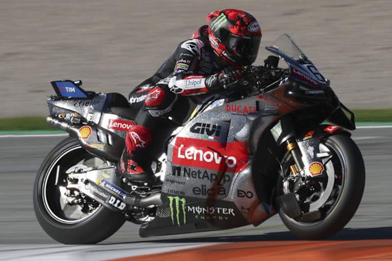 Erst wurde Pecco Bagnaia ins Kiesbett bugsiert...