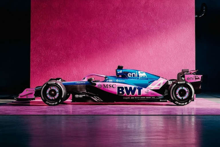 Die Seitenkästen sind jetzt auch in der BWT-Markenfarbe Pink lackiert