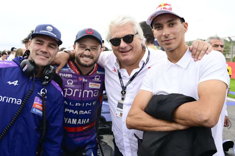 Das Pramac-Team 2026 (v.l.): Koordinator Fonsi Nieto, Jack Miller, Eigentümer Paolo Campinoti und Toprak Razgatlioglu
