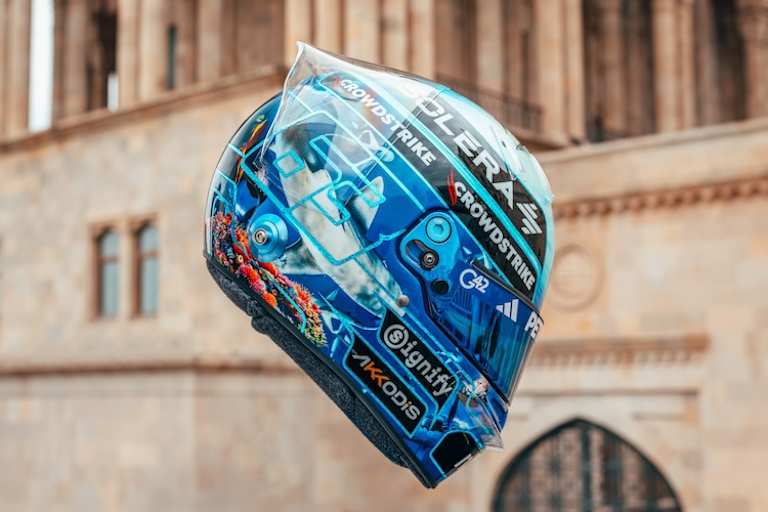 Russells Sonderhelm für Baku