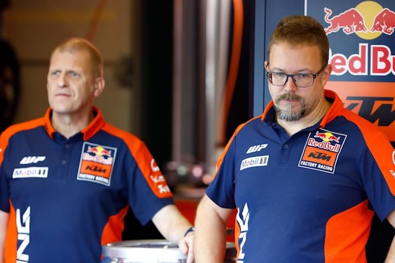 Technik-Chef Sebastian Risse (re.) mit Red Bull KTM Factory Racing Teammanager Aki Ajo
