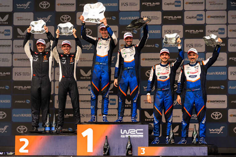 Der neue WRC3-Juniorweltmeister Mill Johannson teilt sich das CER-Podum mit seinen engsten Rivalen  Taylor Gill und Ali Türkkan