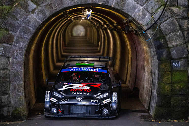 Licht am Ende des Tunnels: Elfyn Evans (Toyota) liegt nur wenige Sekunden hinter Ogier