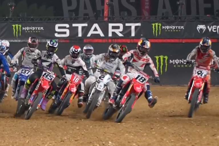 Nach dem Start zum zweiten Lauf lag Jett Lawrence vorn