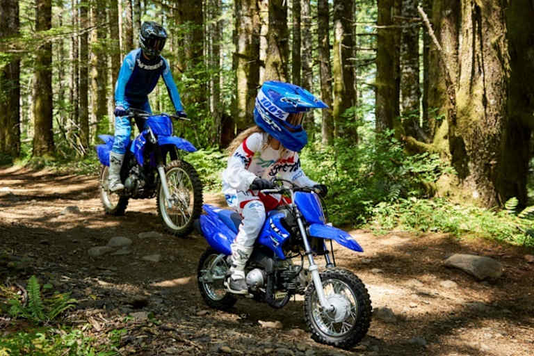 Waldmaschinen, die Jugendliche auf dem rechten Weg voranbringen: Yamaha TT-R50 und TT-R110