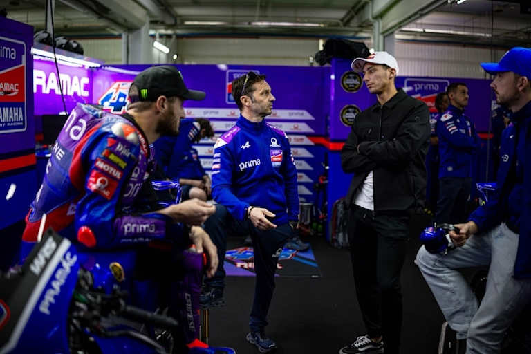 Razgatlioglu mit Teammanager Gino Borsoi  (2. von li.) und Jack Miller