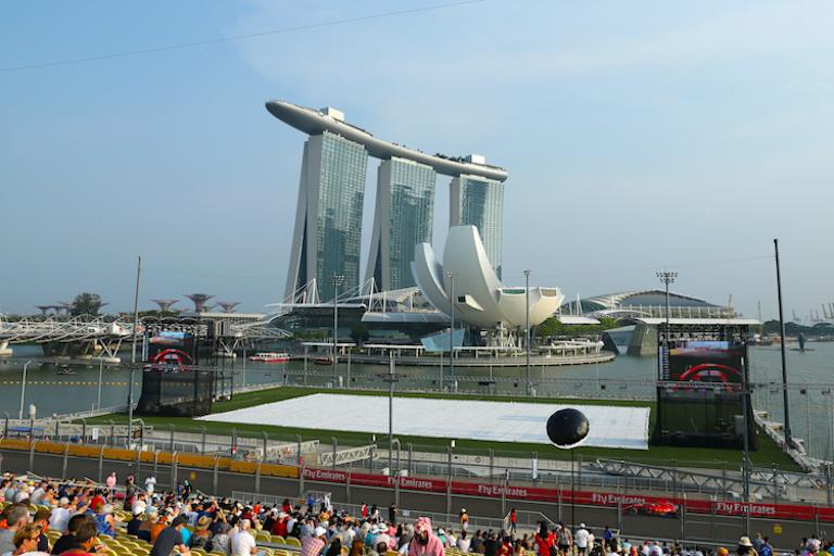 Im Hintergrund das architektonisch berückende Marina Bay Sands